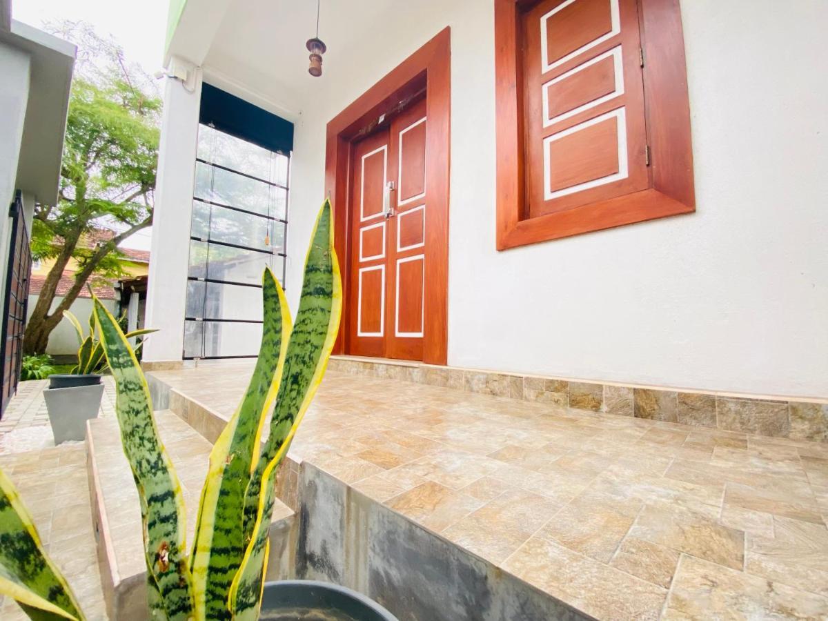 Srimadis Villa Near Airport - Νεγκόμπο Εξωτερικό φωτογραφία